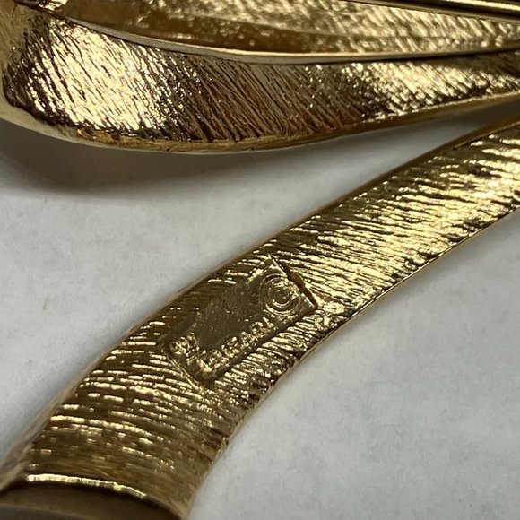 VINTAGE STUNNING GOLD TONE FANCY BOW PIN BROOCH ~SIGNED: CROWN TRIFARI - Picture 4 of 5